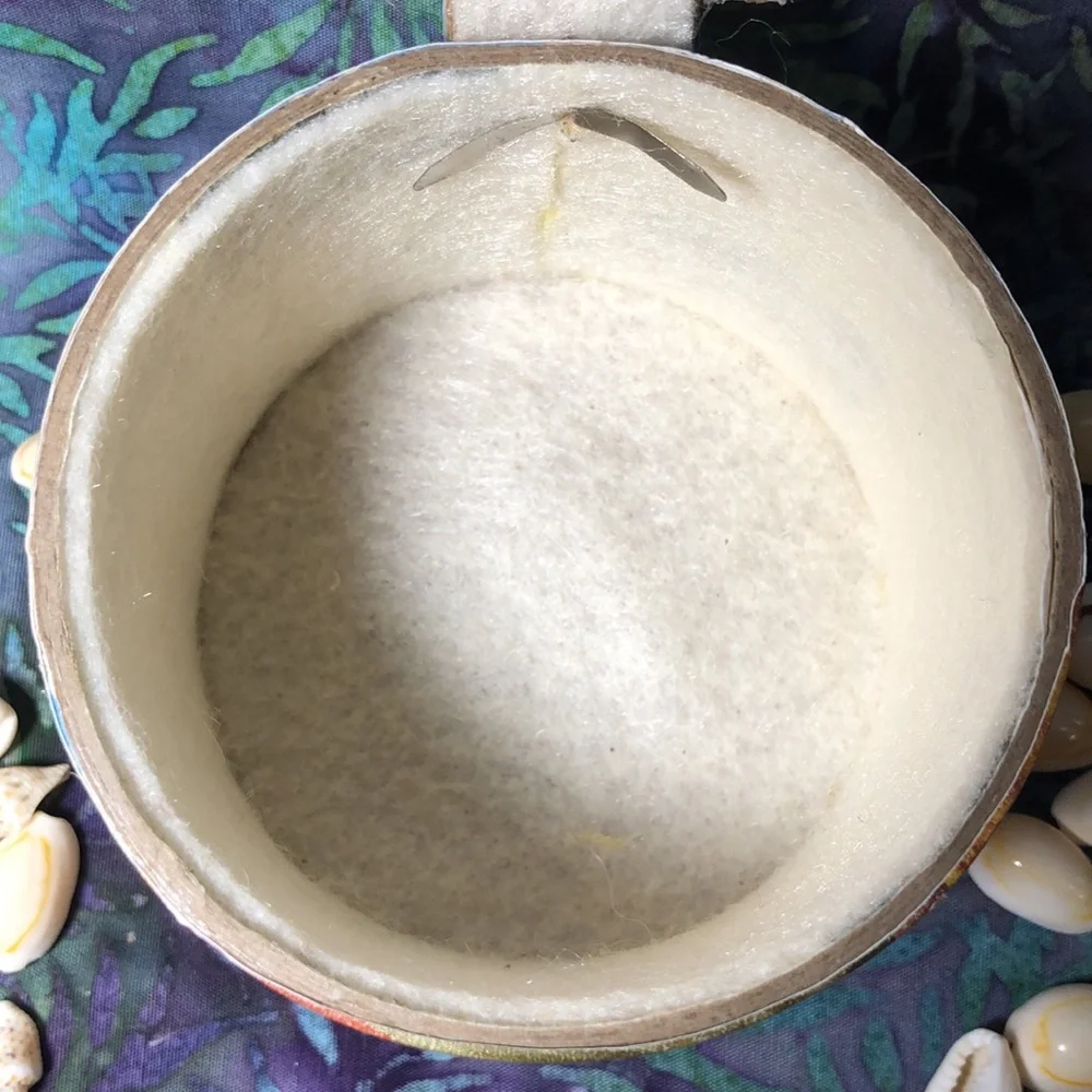 MANGO TREE STUDIOS Round Lidded Seashell Felt Lined Trinket Box Unique New